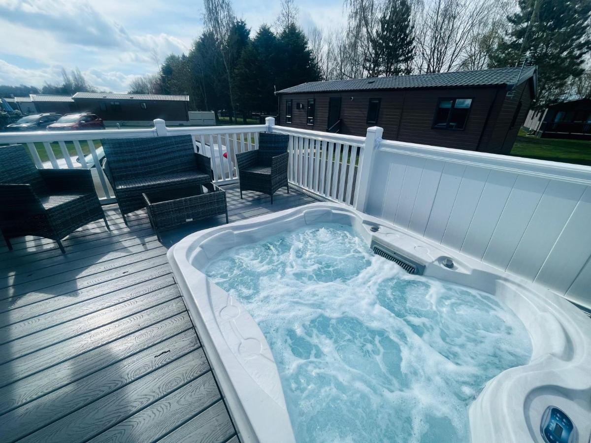 Evergreen Lodge With Hot Tub York Buitenkant foto